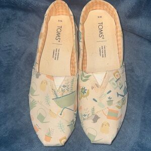 TOMS Pastel Garden Print Slip-Ons